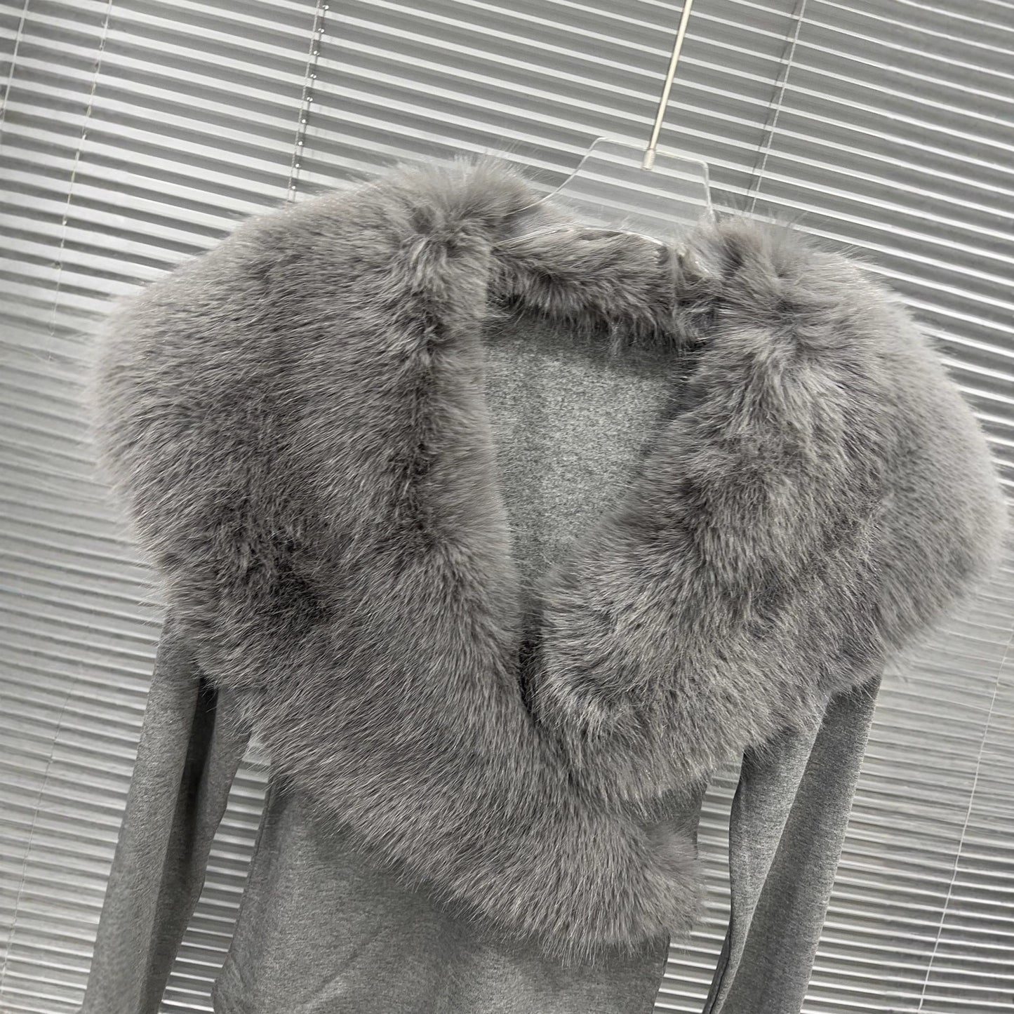 V-neck long sleeved women's fur collar top